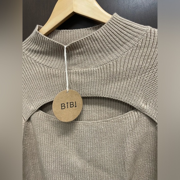 BiBi Long Sleeve Mock Neck With Cut Out Detail. 💙 - Picture 7 of 7